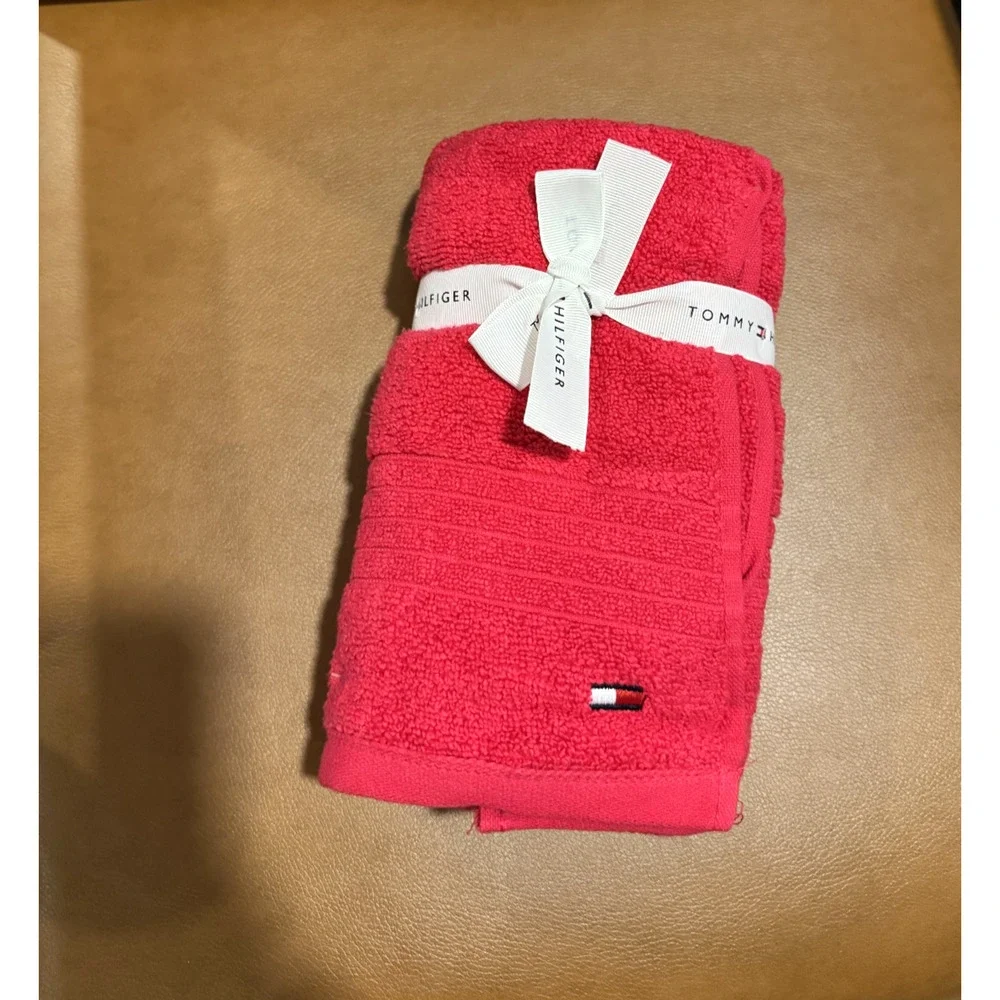 NWT Tommy Hilfiger 2 Piece Hand Towels Absorbent Cotton Pink Twist 16in X 30in